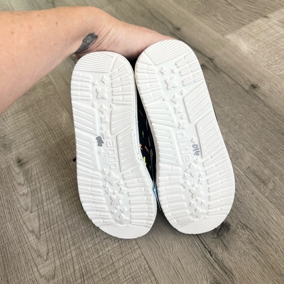 Hey Dude Dudes Wally Youth-Black Flash-Electric Lightening Bolts-size youth Y3 - Picture 9 of 9